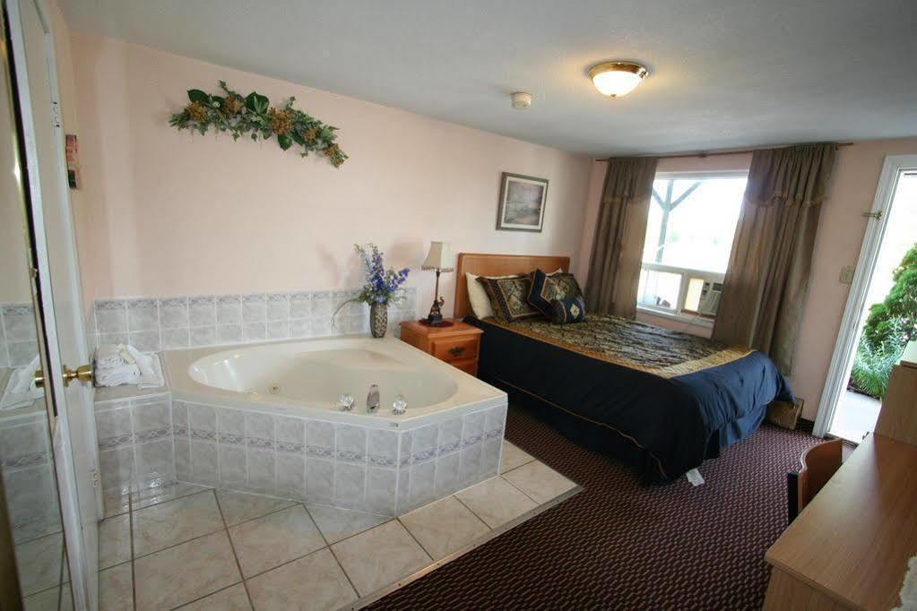 Campbellford River Inn Bagian luar foto